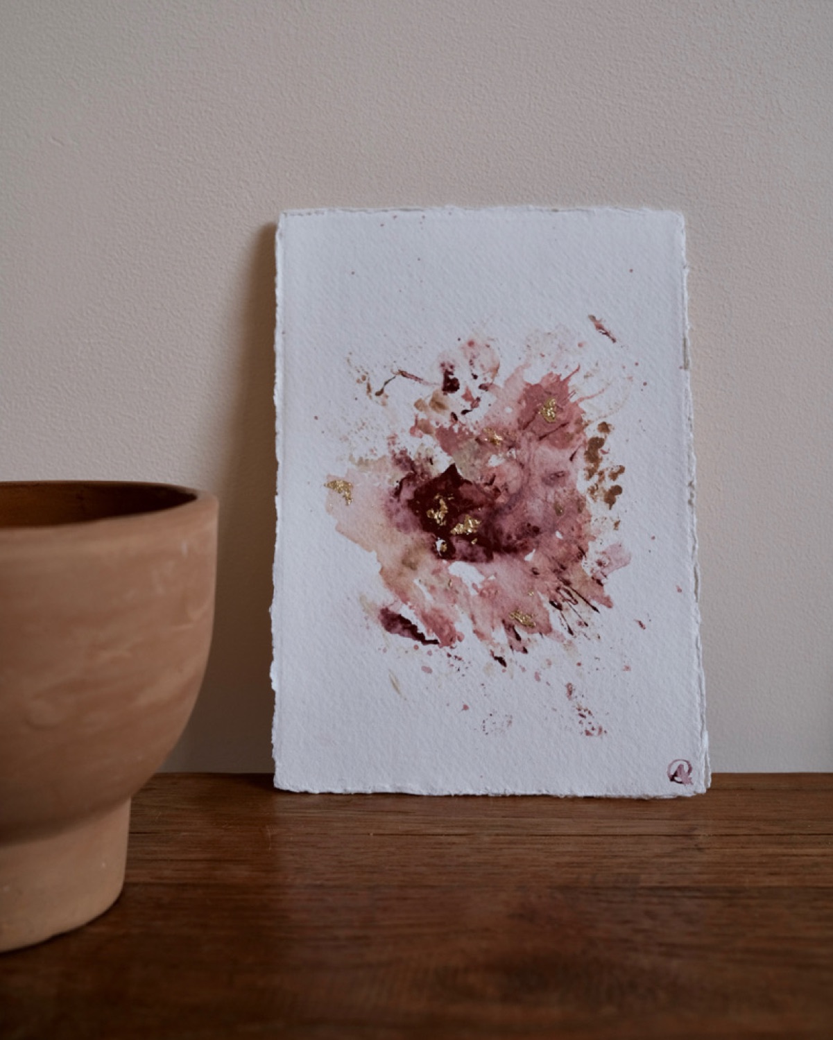 Abstract schilderij in roze, bordeaux en bladgoud op geschept papier